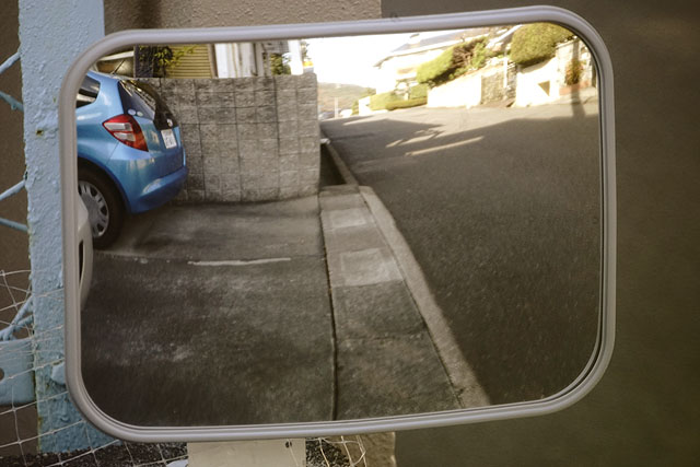 駐車場出入口に付けた凸面鏡