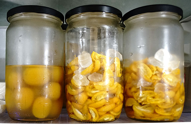 冷蔵庫の中の金柑シロップと甘露煮